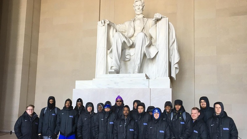 Men's Basketball Visits Monuments in Nation's Capital