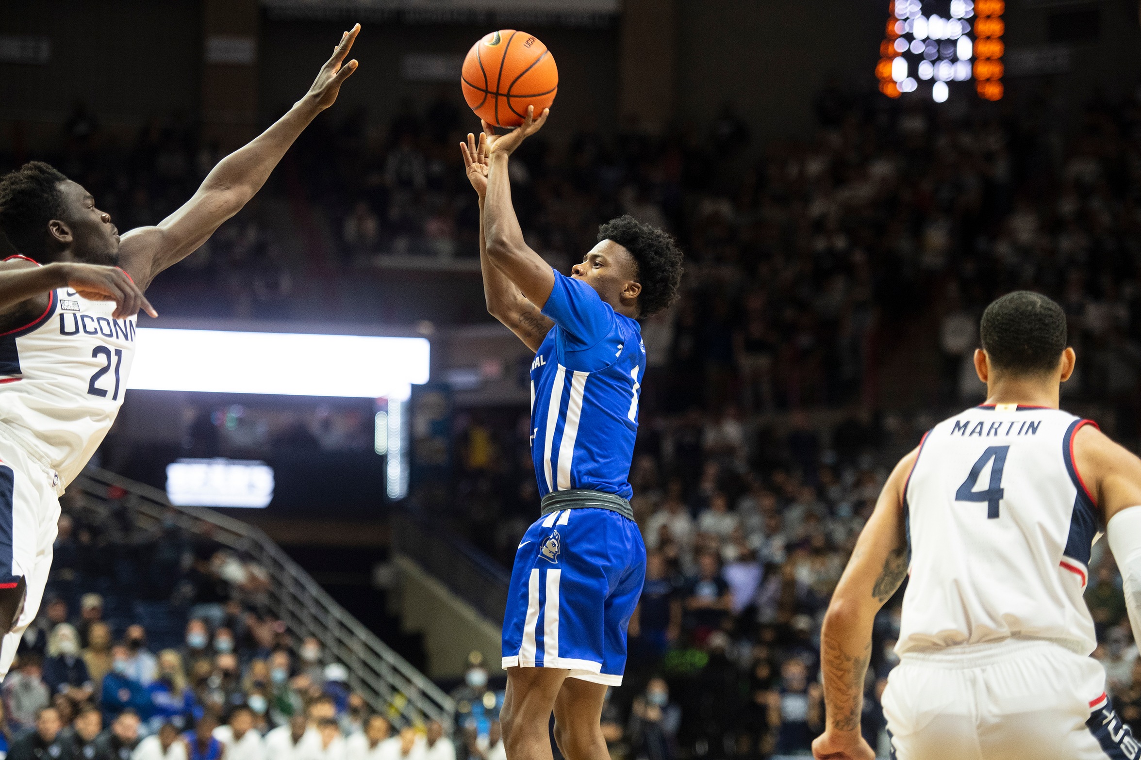 Scantlebury's Career Night Lifts Men's Basketball by Holy Cross