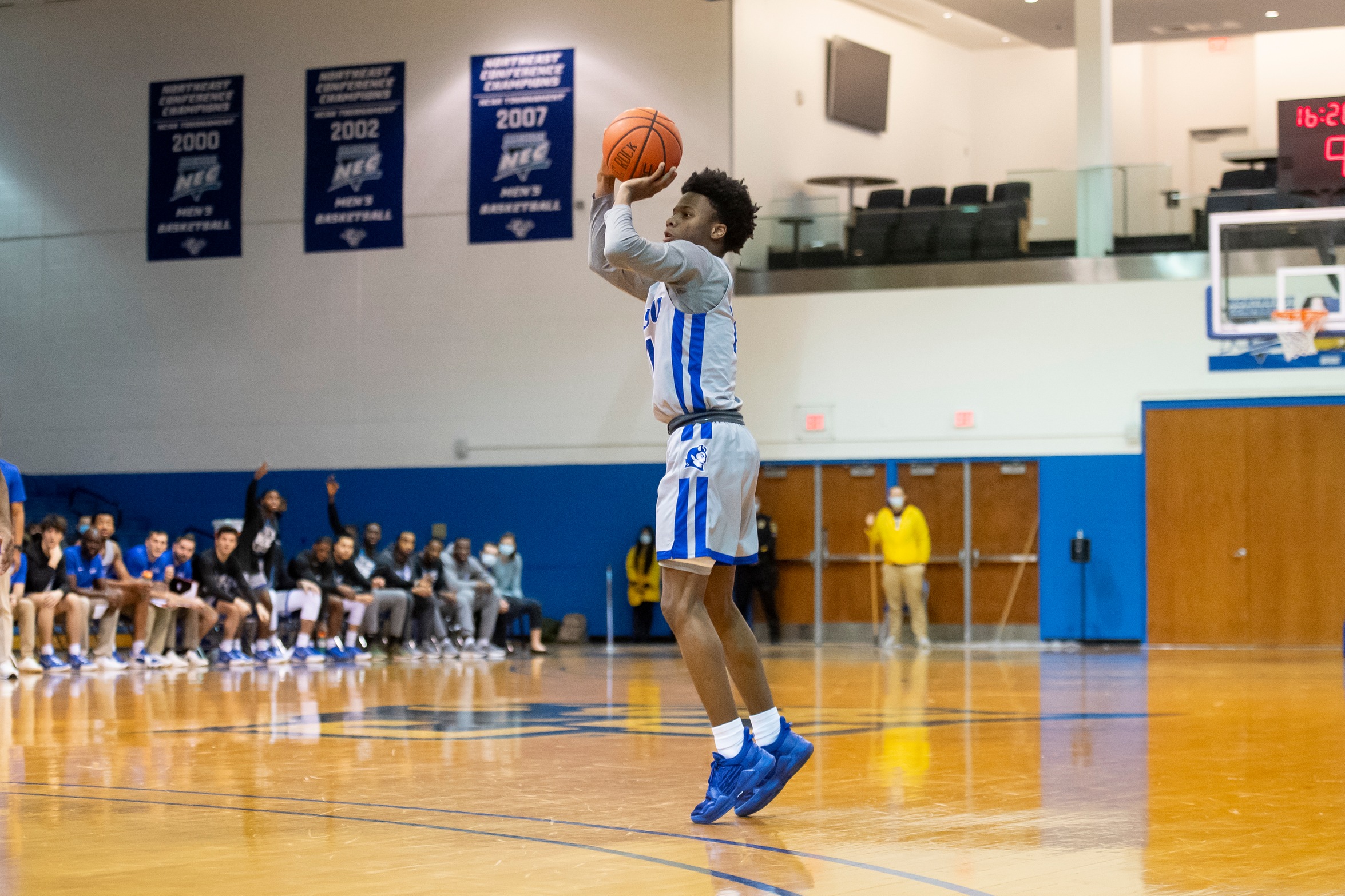 Men's Basketball Falls at Wagner