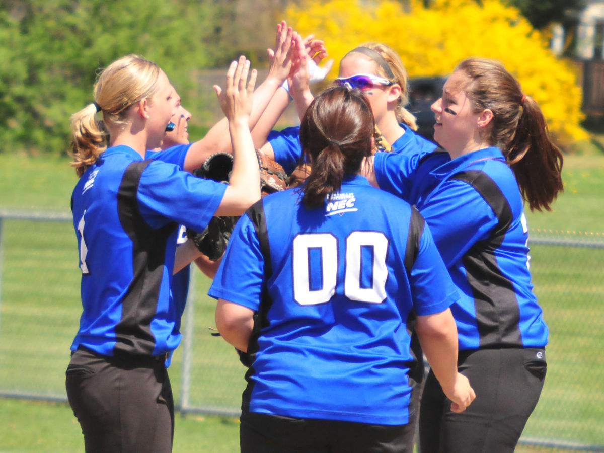 Softball Splits Doubleheader against Siena in New Britain
