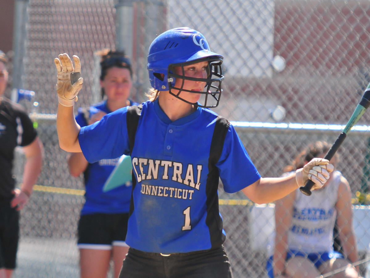 Softball Beats Oakland in Final Day of Frost Classic
