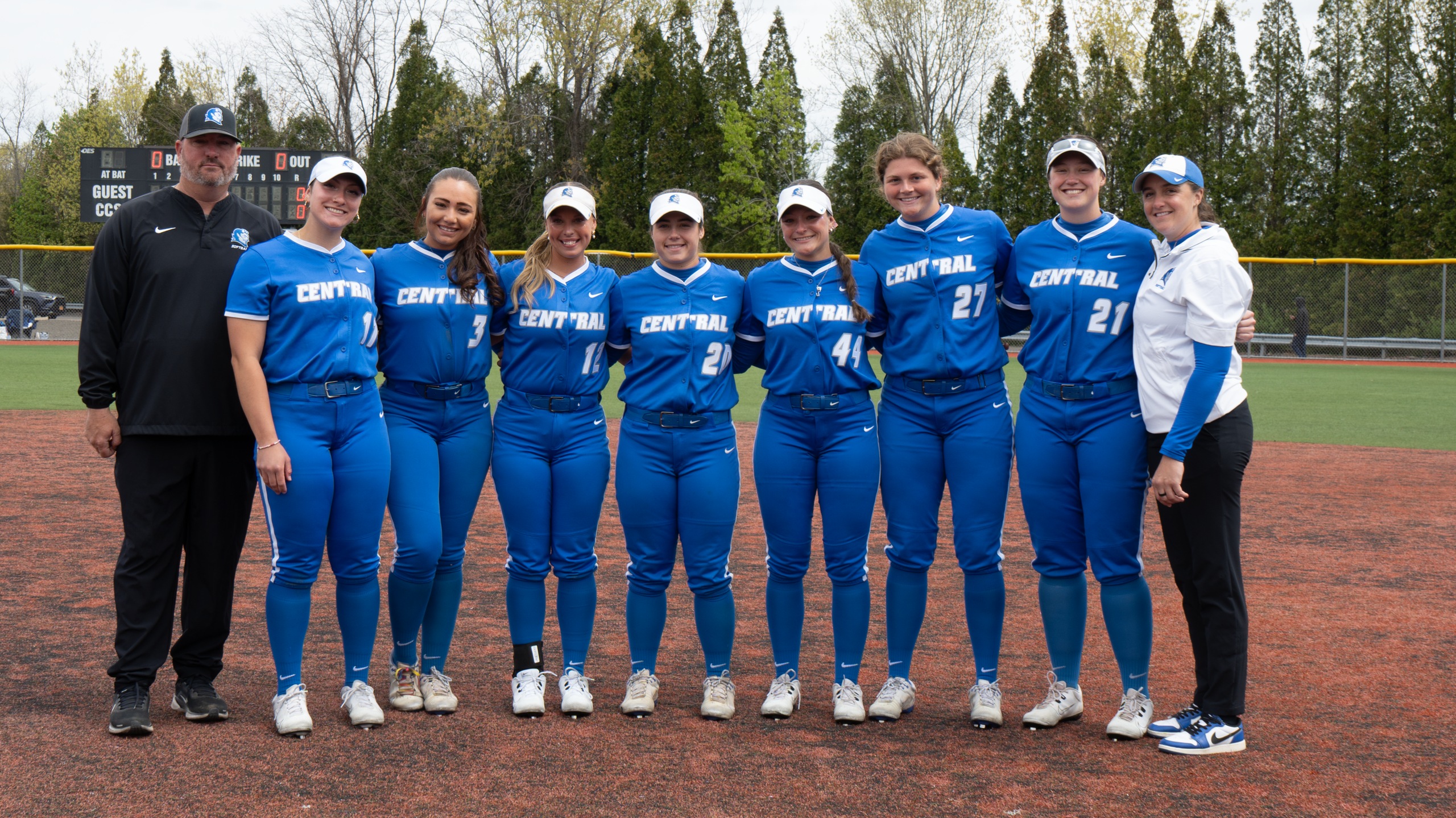 Softball Splits Senior Day Doubleheder With Sacred Heart