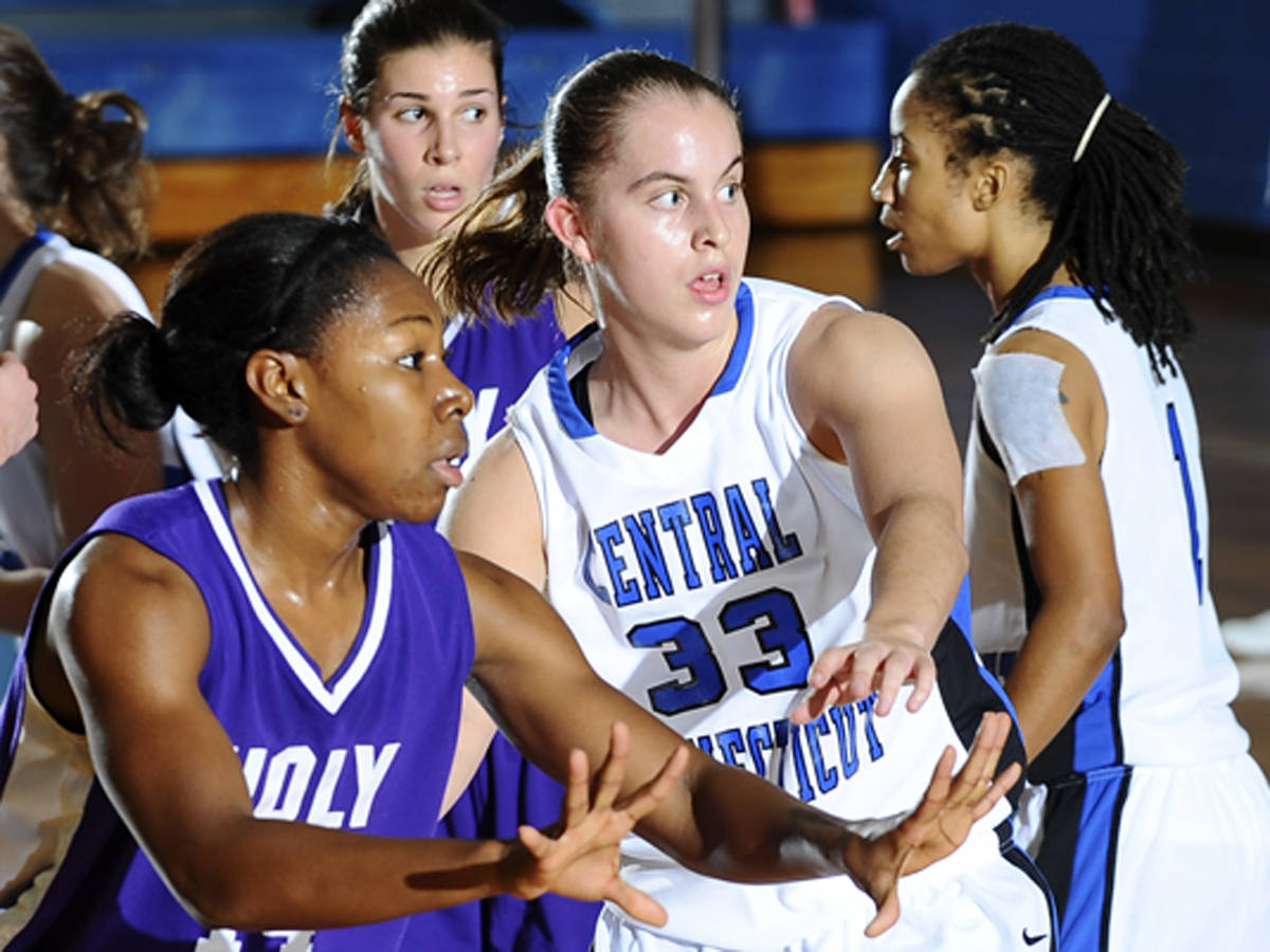 Crockett Records Career High 16 Rebounds In 55-50 Loss to Holy Cross