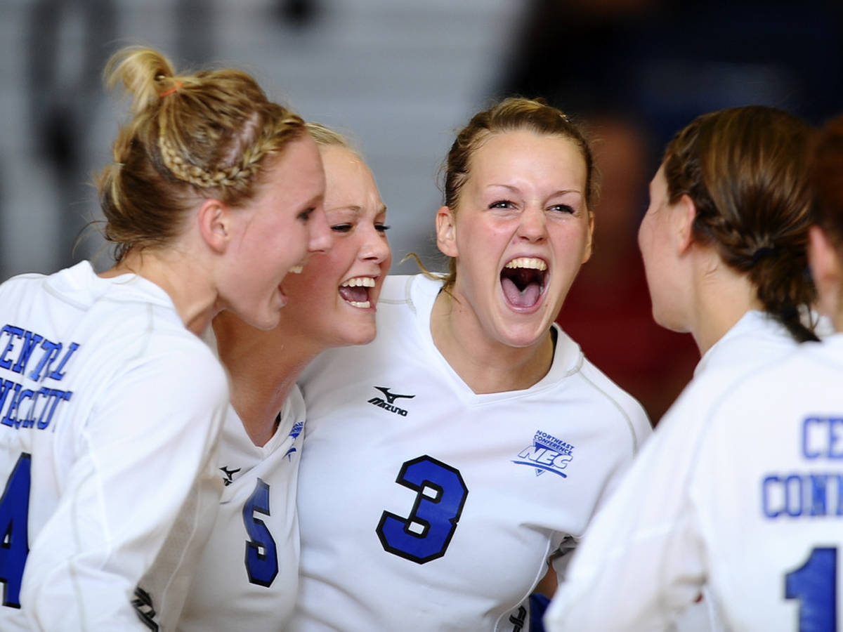 Volleyball Defeats Bryant in Three Sets