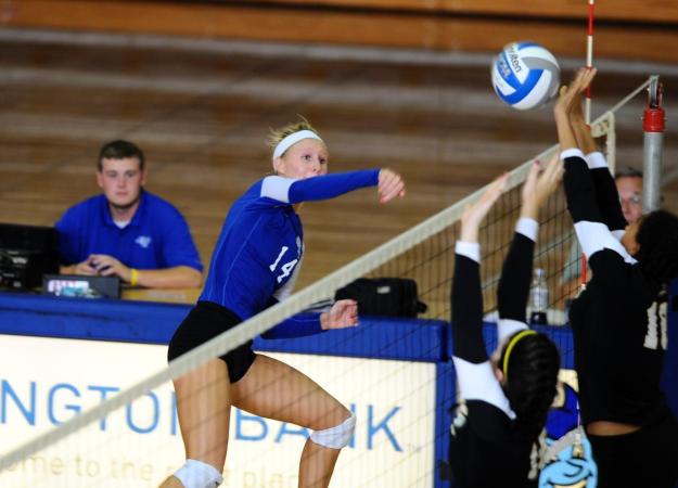 Volleyball Beats Quinnipiac in Five