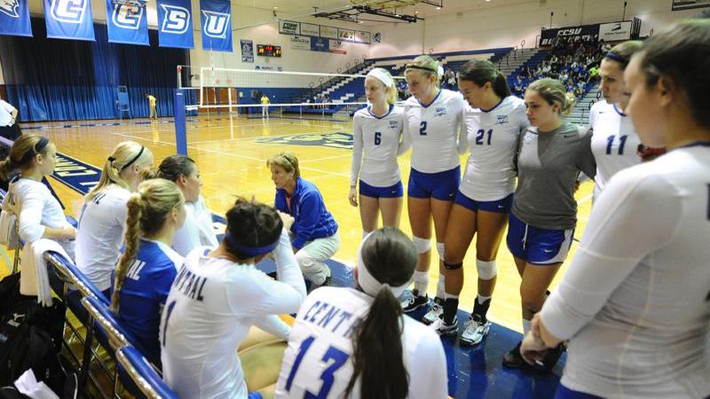 Volleyball Tops Hartford, 3-2