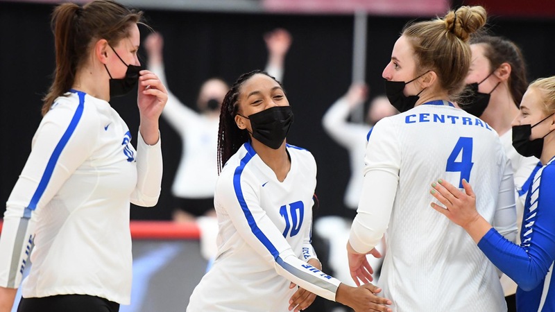 Volleyball Drops Pair of Matches at Sacred Heart