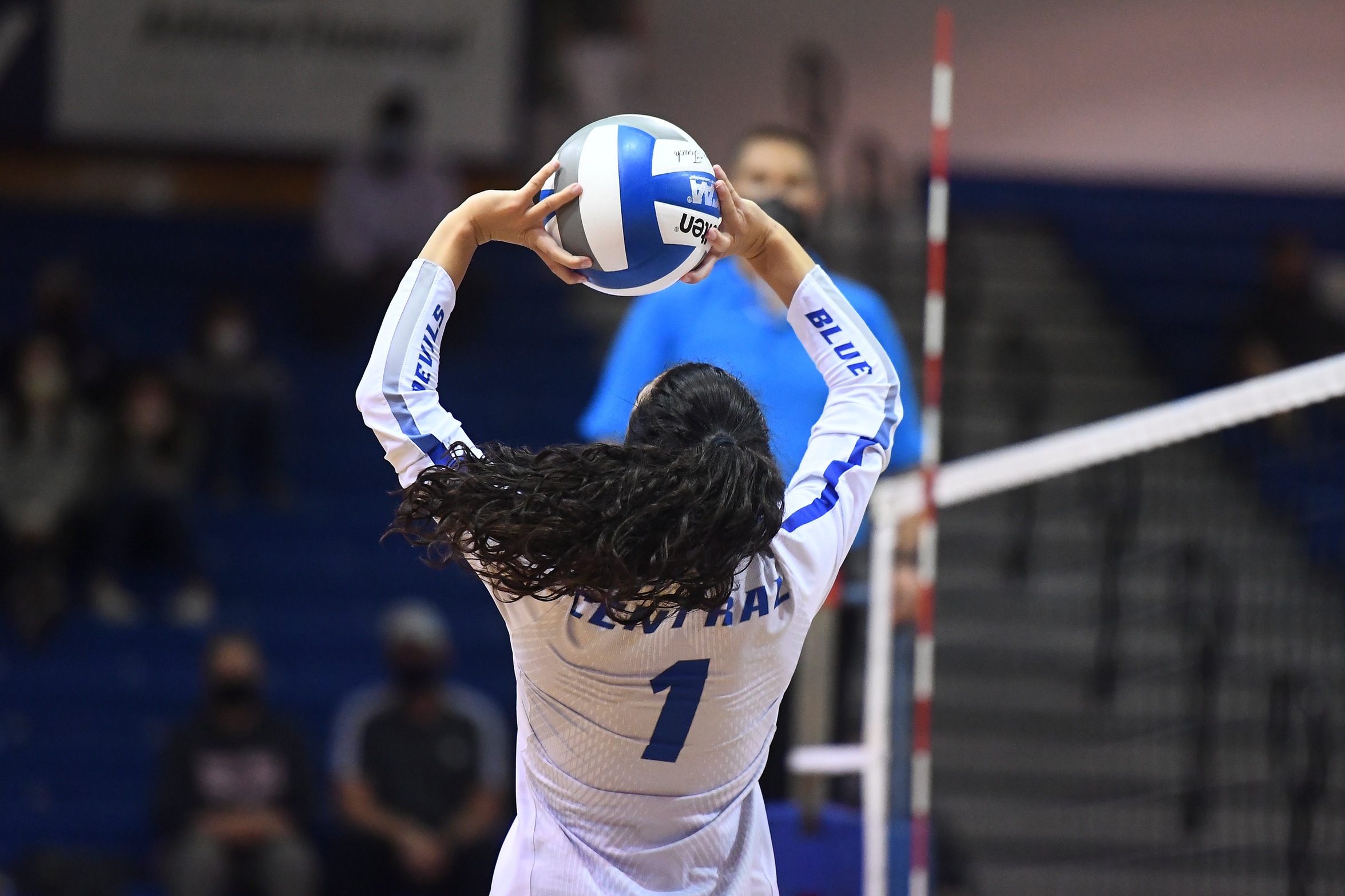 Volleyball Drops Thriller to Sacred Heart